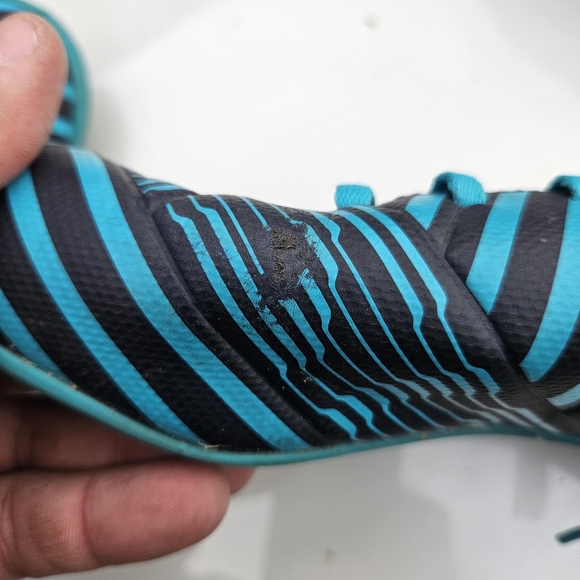 Size 9.5 Adidas indoor soccer shoe - Picture 4 of 6